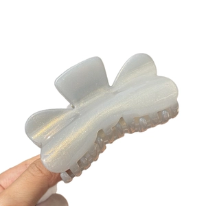 Pince à cheveux papillon scintillante en résine blanc perle avec paillettes dorées