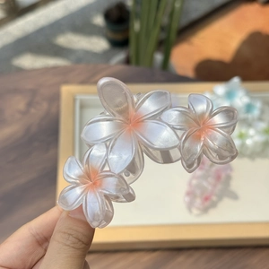 Pince à cheveux Plumeria élégante avec pétales blanc nacré pour coiffure queue de cheval