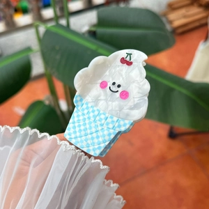 Pince à cheveux en forme de glace avec cerise et motif à carreaux bleus en acétate
