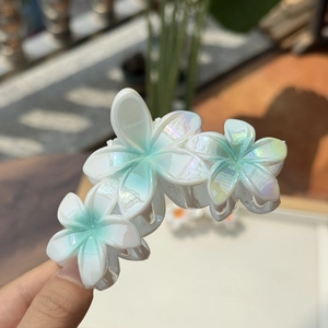Detailansicht der dreifachen Perlmutt-Blüten-Haarklammer mit holografischem Harz-Finish