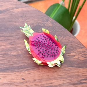 Pince à cheveux créative en forme de fruit du dragon en acétate aux détails réalistes