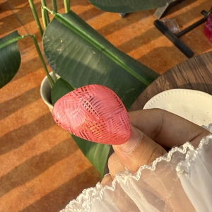 Detailansicht der rosa-icht der rosa Haarspange aus Harz mit Webstruktur und goldener Aufschrift