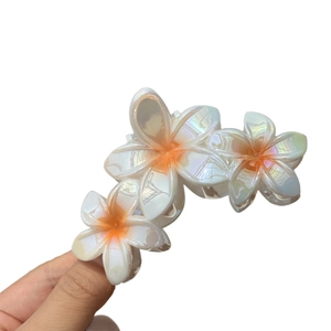 Eleganter schillernder Haarklammer mit drei Blumen in Perlweiß und orangefarbenen Mitten