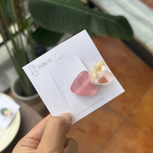 Fermaglio per capelli a cuore in resina rosa con fiori secchi e foglia d'oro