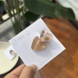 Fermagli per capelli a cuore in resina con margherite essiccate e foglia d'oro su carta