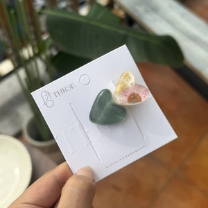 Fermaglio per capelli a cuore con fiori secchi rosa e foglia d'oro in resina lucida