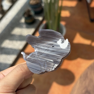 Molla per capelli in acetato a forma di rinoceronte con trama in marmo grigio