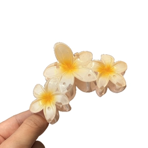 Pince à cheveux trois fleurs en plastique design frangipanier pour queue de cheval élégante