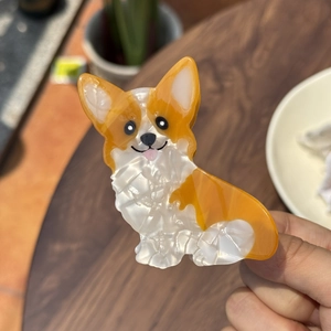 Leuke Corgi hond haarclip gemaakt van parelmoer acetaat in levendig oranje en wit