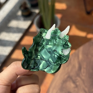 Pinza per capelli a dinosauro in marmo verde con forma di triceratopo lucida