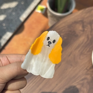 Detailopname van een hondenhaarklem van acetaat met een gemarmerde crème en oranje textuur