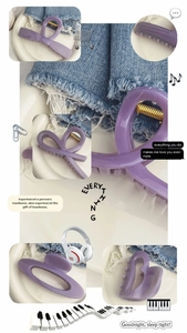 Collage de pinces à cheveux violettes en forme de cœur et de papillon sur denim