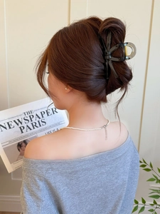Elegante molletta per capelli a fiocco nero e set di perle su una modella donna