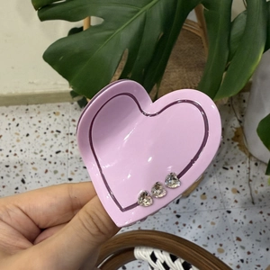 Pince à cheveux cœur violet en acétate avec strass tenue à la main