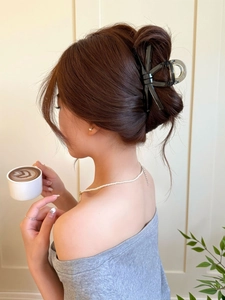 Dettaglio di un elegante fermaglio per capelli a fiocco nero indossato da una modella