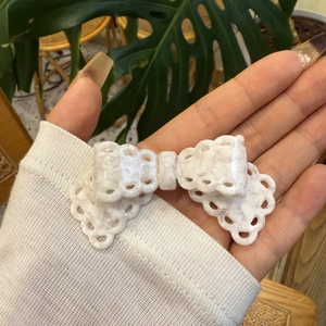 Fermaglio per capelli bianco in acetato con fiocco traforato e texture in pizzo Y2K