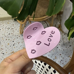 Pince à cheveux cœur en acétate rose avec texte Love violet et motif lèvres pour femme