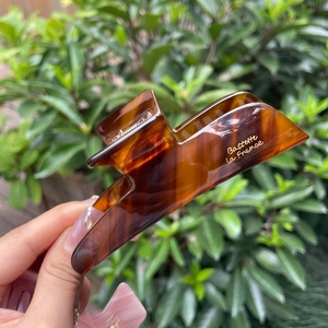 Eleganter Haarkrebs aus Acetat mit Schildpatt-Muster und goldener Barrette-Schrift