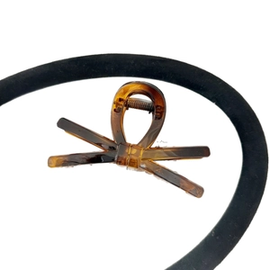 Pinza per capelli a fiocco in tartaruga ambrata con elegante design minimalista