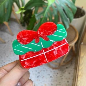 Pince à cheveux mignonne en forme de cadeau rouge avec un nœud vert en acétate