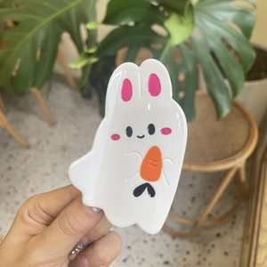 Süße weiße Hasen Haarklammer aus Acryl mit Karotte und rosa Ohren in der Hand