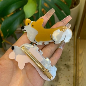 Λεπτομέρεια κλιπ μαλλιών Corgi που δείχνει την οξική όψη και το χρυσό μεταλλικό κούμπωμα