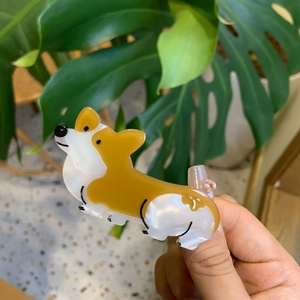 Λεπτομερής λήψη από κλιπ μαλλιών Corgi κατασκευασμένο από γυαλιστερό μαργαριταρένιο οξικό υλικό