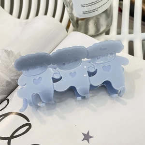 Pince à cheveux bleue en acétate avec trois petits chiens mignons et détails de coeur