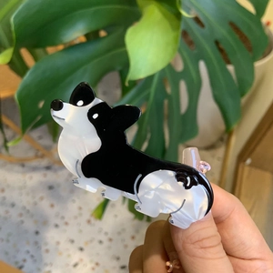 Λεπτομέρεια κλιπ μαλλιών Corgi από ασελουλόζη με μαργαριταρένιο φινίρισμα και ροζ χάντρα