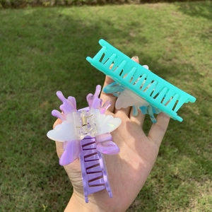 Elegante pinza per capelli in acetato a forma di farfalla nei colori viola e verde teal