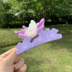 Molla per capelli a farfalla rosa sfumato con motivi floreali su base lavanda all'aperto