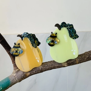 Sweet Pear Fruit Shape Bee Cellulose Acetate Hair Claw Clip Personalized Green Yellow Hairpins Non-Slip Shark Clip For Women Girls Hair Accessories