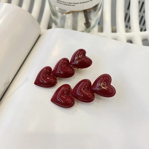 Lot de deux barrettes à cheveux minimalistes cœurs rouges avec finition en résine brillante