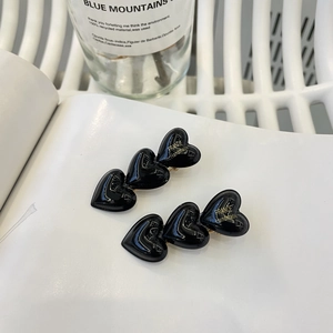 Lot de deux pinces à cheveux coeur noir minimalistes avec lettrage doré fait main