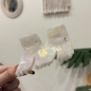 Elegante pinza per capelli in acetato bianco marmorizzato con lettera M per donna