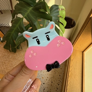 Pince à cheveux hippopotame en acétate avec design contrasté bleu et rose