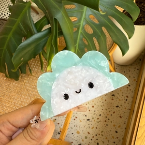 Pince à cheveux fleur sourire en acétate vert menthe avec texture marbrée