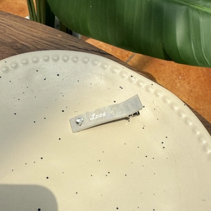 Barrette à cheveux nacrée avec strass en forme de cœur et inscription Love élégante