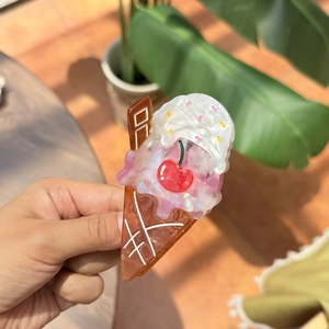 Detailaufnahme einer rosa Eistüten-Haarklammer mit Kirsche und Schokoladen-Akzenten