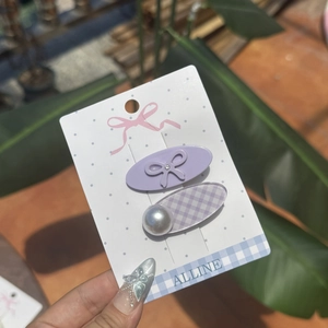 Lot de deux barrettes violettes à carreaux avec nœuds, perles et strass sur carte