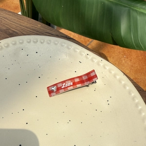 Barrette à cheveux à carreaux rouge et blanc avec pendentif cœur argenté et texte Love