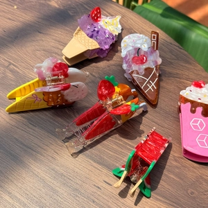 Detailansicht der Sommer Haarklammern aus Acetat in Eiscreme und Wassermelonen Form