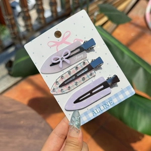 Detailliertes Set aus drei Acryl-Haarspangen mit Schleifen, Streifen und Strasssteinen