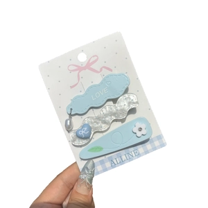 Set di tre mollette per capelli blu dolci con cuore e fiori per ragazze su cartoncino