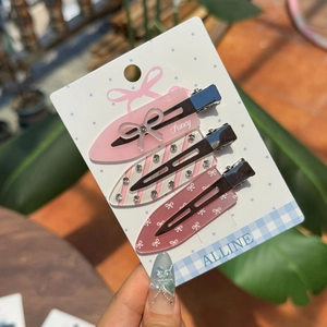 Dreiteiliges Acryl-Haarspangen-Set mit rosa Streifen, Schleifenmuster und Strasssteinen
