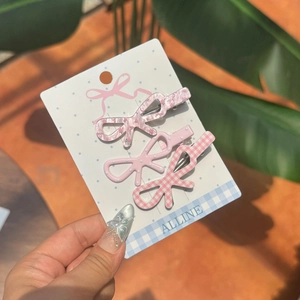 Dreiteiliges rosa Schleifen-Haarspangen-Set mit Marmor-, Karo- und Unimuster auf Karte