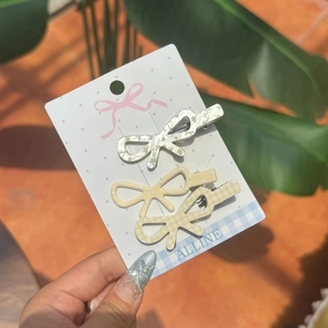Drei-teiliges Set aus süßen karierten Schleifen-Haarclips auf Präsentationskarte