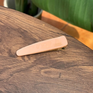Fermaglio per capelli in acetato rosa marmorizzato con base in oro e scritte a mano
