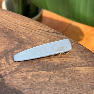 Elegante fermaglio per capelli in acetato grigio marmorizzato con base in metallo dorato