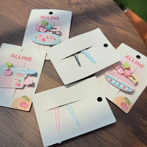 Détails d'un lot de 5 jolies barrettes avec motifs cerise et cœur sur carte de support